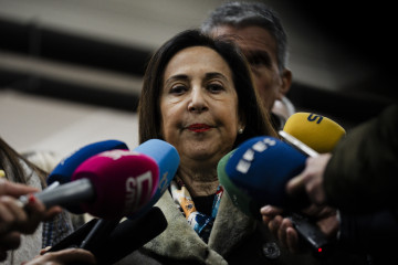 La ministra de Defensa, Margarita Robles, ofrece declaraciones a los medios durante una visita al personal ucraniano que se instruye en el marco de la Operación EUMAM-UA, en la Academia de Infanterí