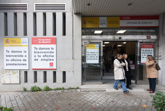 Archivo - Fachada de la oficina del INEM.