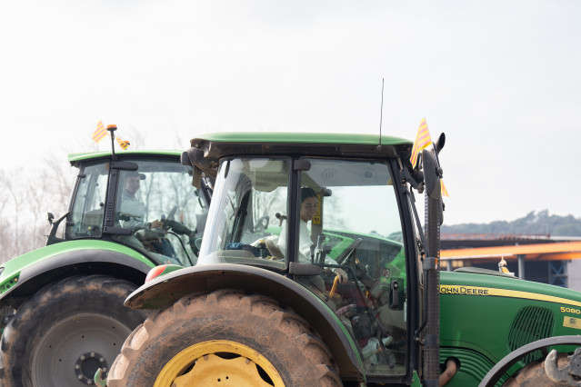 Archivo - Tractores durante una marcha