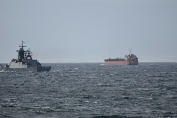 El convoy de bandera rusa vigilado por el buque 'Audaz' y el patrullero 'Centinela'.