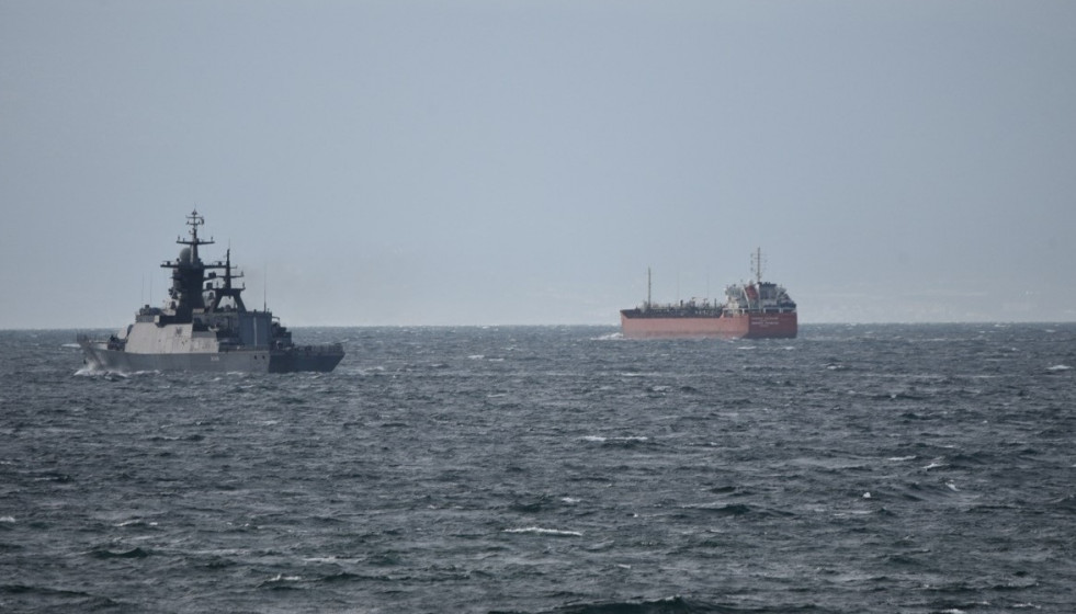 El convoy de bandera rusa vigilado por el buque 'Audaz' y el patrullero 'Centinela'.