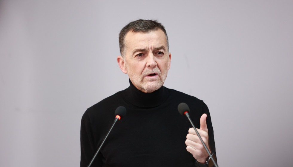 El coordinador federal de Izquierda Unida y candidato de Por Andalucía a la presidencia de la Junta de Andalucía, Antonio Maíllo interviene durante la rueda de prensa. A 12 de enero de 2026, en Sev