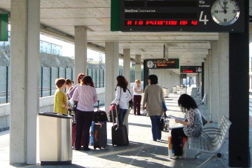 Archivo - Pasajeros esperando para el embarque en un aeropuerto de la UE.