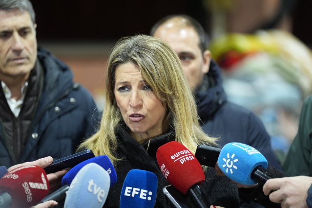 La vicepresidenta segunda del Gobierno y ministra de Trabajo y Economía Social, Yolanda Díaz, atiende a los medios en el marco de una visita realizada al puesto de mando avanzado y mantiene un encuentro con los trabajadores que participan en las labores d