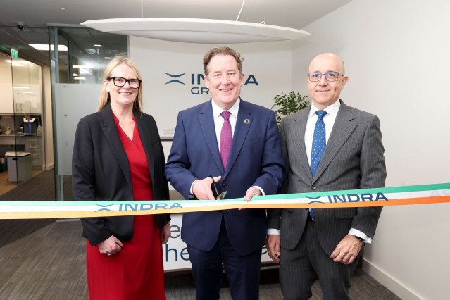 Archivo - De izquierda a derecha: Anne Shaw, CEO de la National Transport Authority de Irlanda; el ministro de Transporte de Irlanda, Darragh O'Brien, y el director de Movilidad y Tecnología de Indra, Raúl Ripio, durante la inauguración de la nueva sede d