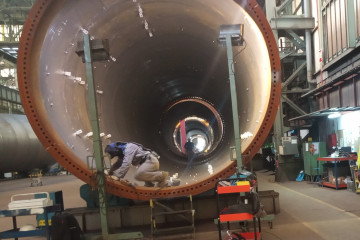 Archivo - Un operario de Windar trabaja en una de las grandes piezas para parques eólicos que fabrica la compañía en sus instalaciones en la ría de Avilés