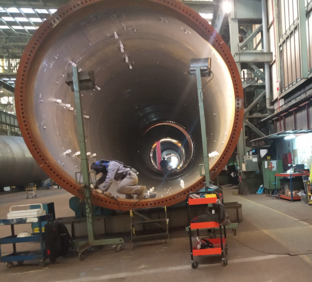 Archivo - Un operario de Windar trabaja en una de las grandes piezas para parques eólicos que fabrica la compañía en sus instalaciones en la ría de Avilés