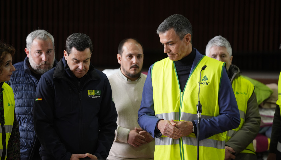 El presidente del Gobierno, Pedro Sánchez, atiende a los medios antes de trasladarse al lugar del accidente. A 19 de enero de 2026, en Adamuz, Córdoba (Andalucía, España).