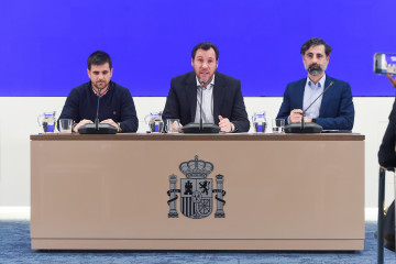 El ministro de Transportes y Movilidad Sostenible, Óscar Puente (c), junto al director de Tráfico de Adif, Ángel García de la Bandera (d), y al director de Operaciones de Renfe, José Alfonso Gál