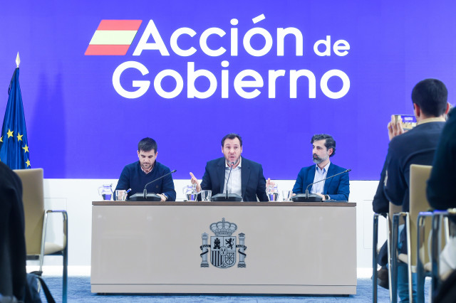El ministro de Transportes y Movilidad Sostenible, Óscar Puente (c), junto al director de Tráfico de Adif, Ángel García de la Bandera (d), y al director de Operaciones de Renfe, José Alfonso Gálvez (i), durante una rueda de prensa
