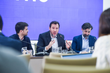 El ministro de Transportes y Movilidad Sostenible, Óscar Puente (c), junto al director de Tráfico de Adif, Ángel García de la Bandera (d), y al director de Operaciones de Renfe, José Alfonso Gál
