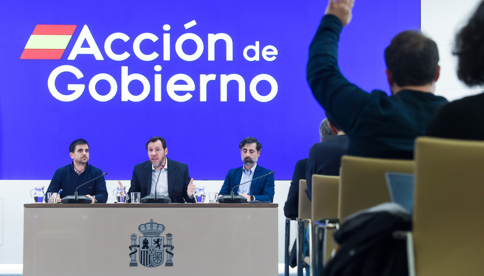 El ministro de Transportes y Movilidad Sostenible, Óscar Puente (c), durante una rueda de prensa sobre el accidente de Adamuz (Córdoba)