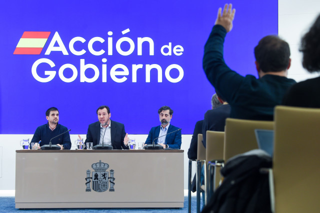 El ministro de Transportes y Movilidad Sostenible, Óscar Puente (c), durante una rueda de prensa sobre el accidente de Adamuz (Córdoba)