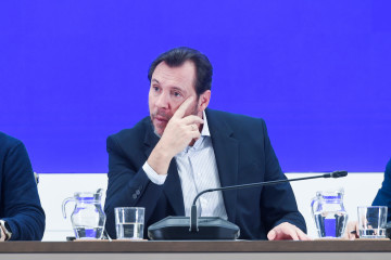 El ministro de Transportes y Movilidad Sostenible, Óscar Puente, junto al director de Tráfico de Adif, Ángel García de la Bandera, y al director de Operaciones de Renfe, José Alfonso Gálvez, dur