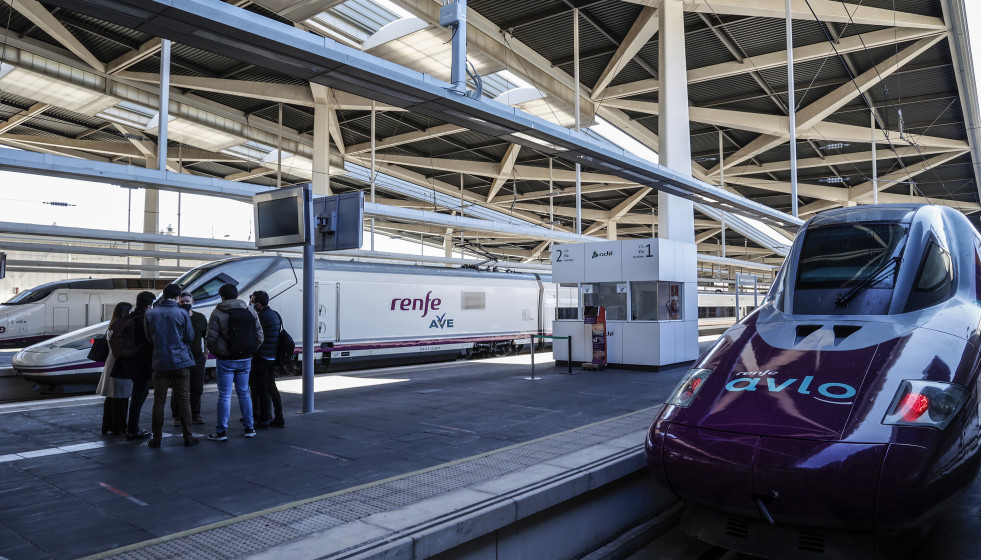 Archivo - Trenes de alta velocidad de la línea Madrid-Valencia