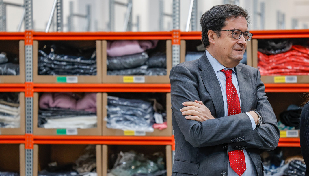El ministro para la Transformación Digital y de la Función Pública, Óscar López, durante una visita a las instalaciones de la plataforma logística Lookiero, a 8 de enero de 2026, en Miranda de E
