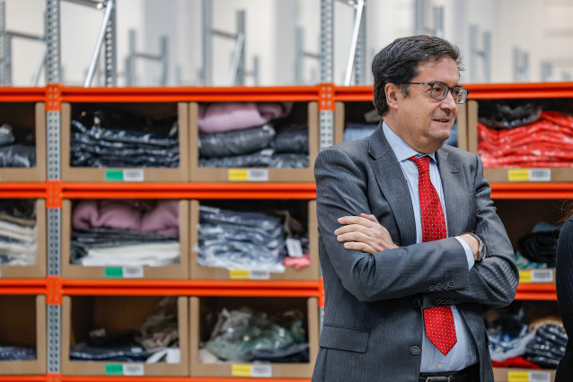 El ministro para la Transformación Digital y de la Función Pública, Óscar López, durante una visita a las instalaciones de la plataforma logística Lookiero, a 8 de enero de 2026, en Miranda de Ebro, Castilla y León (España).