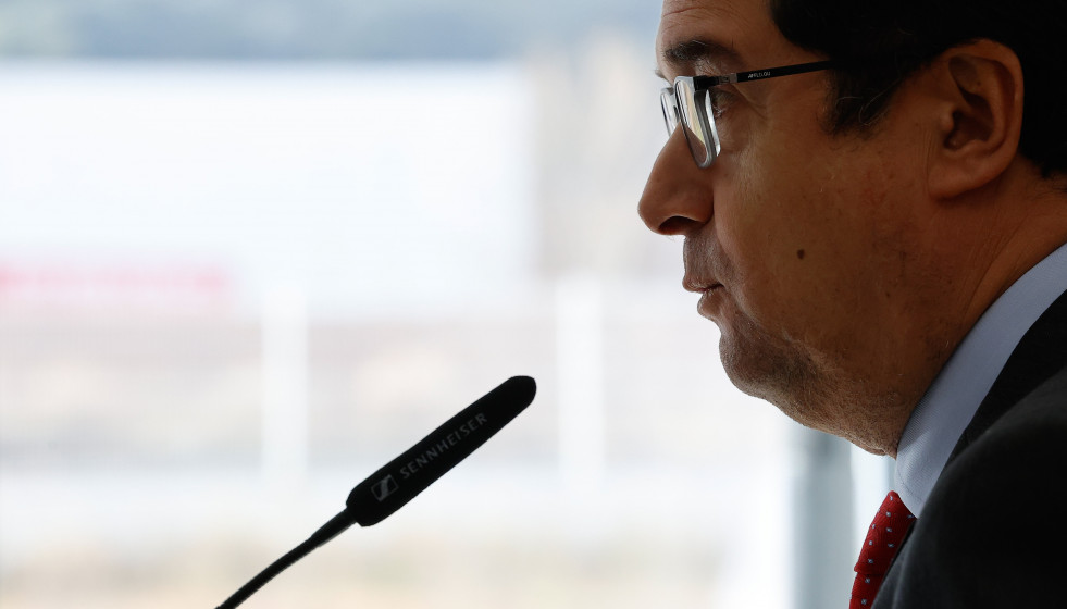 El ministro para la Transformación Digital y de la Función Pública, Óscar López, interviene durante una visita a las instalaciones de la plataforma logística Lookiero, a 8 de enero de 2026, en M