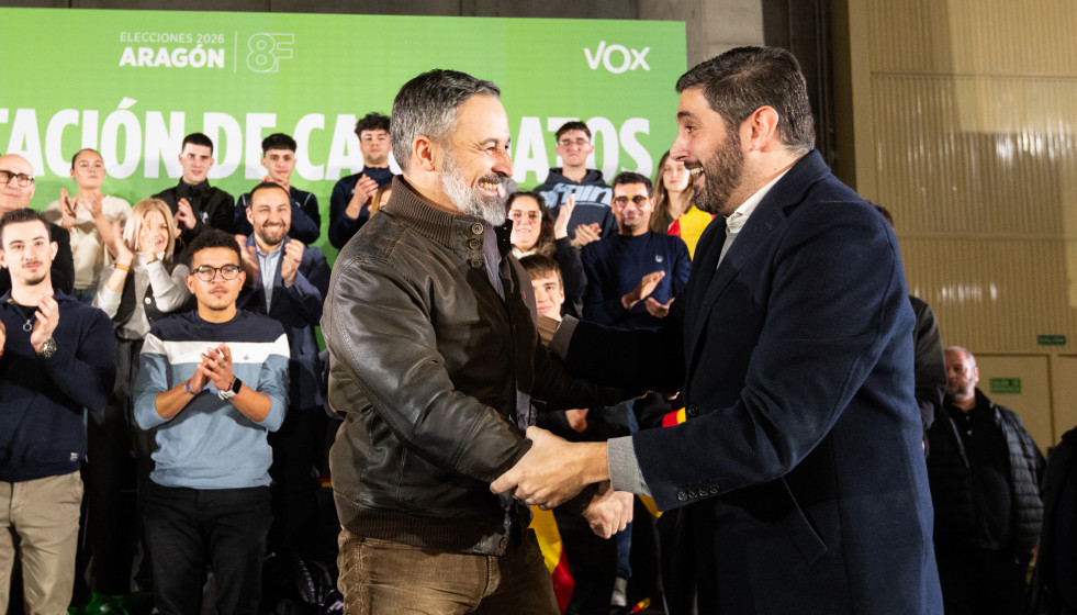 El presidente de Vox, Santiago Abascal, junto al candidato a la Presidencia de Aragón, Alejandro Nolasco, en un acto público celebrado en Teruel.