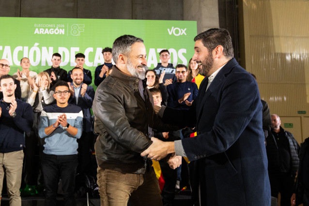 El presidente de Vox, Santiago Abascal, junto al candidato a la Presidencia de Aragón, Alejandro Nolasco, en un acto público celebrado en Teruel.