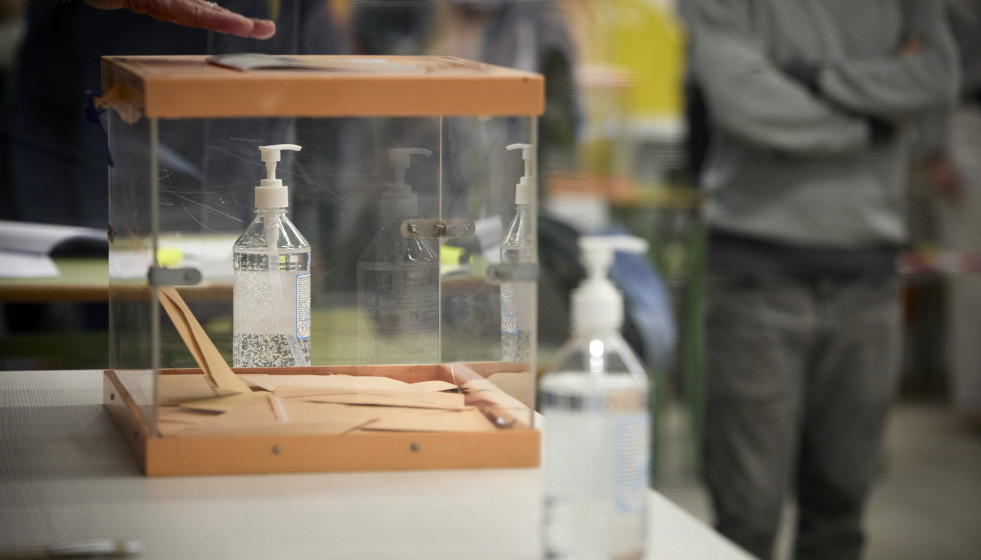 Archivo - Una urna en una mesa del Colegio La Inmaculada-Marillac, a 4 de mayo de 2021, en Madrid (España). Un total de 5.112.658 madrileños están llamados a las urnas hoy 4 de mayo, lo que supone 