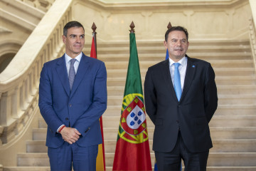 Archivo - El presidente del Gobierno, Pedro Sánchez (i), y el primer ministro de la República Portuguesa, Luís Montenegro (d), durante la XXXV Cumbre Hispano-Lusa, a 23 de octubre de 2024, en Faro 