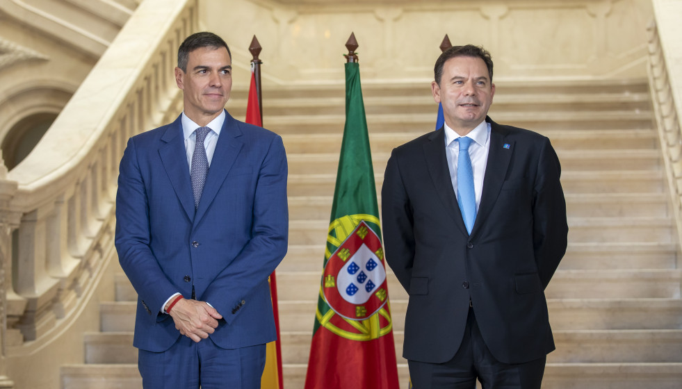 Archivo - El presidente del Gobierno, Pedro Sánchez (i), y el primer ministro de la República Portuguesa, Luís Montenegro (d), durante la XXXV Cumbre Hispano-Lusa, a 23 de octubre de 2024, en Faro 
