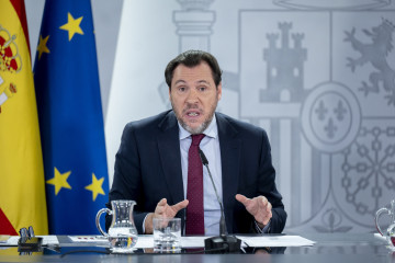 El ministro de Transportes y Movilidad Sostenible, Óscar Puente, durante una rueda de prensa posterior al Consejo de Ministros, en el Palacio de la Moncloa, a 23 de diciembre de 2025, en Madrid (Espa