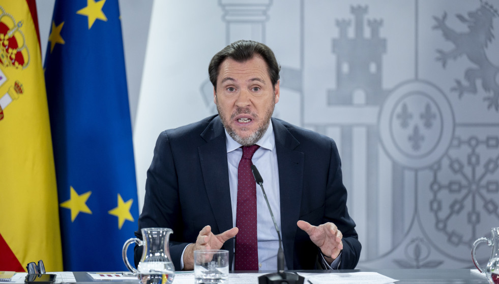 El ministro de Transportes y Movilidad Sostenible, Óscar Puente, durante una rueda de prensa posterior al Consejo de Ministros, en el Palacio de la Moncloa, a 23 de diciembre de 2025, en Madrid (Espa