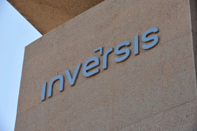 Archivo - Logo de Inversis en el lateral de un edificio.