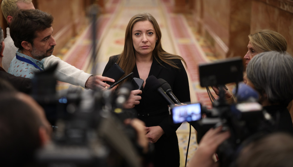 Archivo - La portavoz del PP en el Congreso, Ester Muñoz, atiende a los medios a su salida de una sesión de control al Gobierno, en el Congreso de los Diputados, a 10 de diciembre de 2025, en Madrid