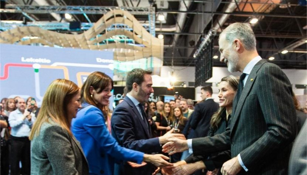 Los consejeros de Turismo y Justicia del Gobierno Vasco, Javier Hurtado y María Jesús San José, y la alcaldesa de Vitoria-Gasteiz, Maider Etxebarria, con los reyes en Fitur (Madrid)