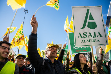 Archivo - Varias personas durante una protesta de agricultores y ganaderos