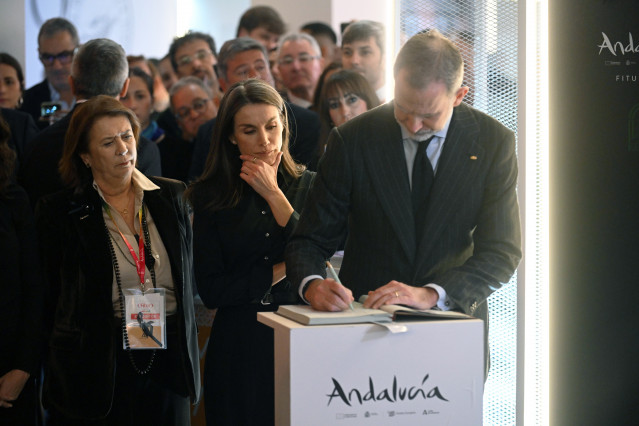 La Reina Letizia y el Rey Felipe firman en el libro de condolencias por el accidente de Adamuz durante la inauguración oficial de la 46ª edición de la Feria Internacional de Turismo (FITUR), en IFEMA Madrid, a 22 de enero de 2026, en Madrid (España).