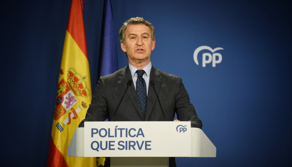 Archivo - El presidente del Partido Popular, Alberto Núñez Feijóo, durante una rueda de prensa, en la sede del PP en Génova, a 12 de junio de 2025, en Madrid (España).