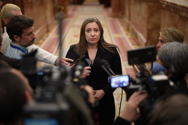 Archivo - La portavoz del PP en el Congreso, Ester Muñoz, atiende a los medios a su salida de una sesión de control al Gobierno, en el Congreso de los Diputados, a 10 de diciembre de 2025, en Madrid (España).