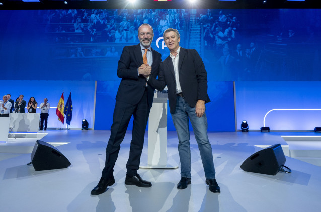 Archivo - El presidente del Partido Popular Europeo, Manfred Weber, y el presidente del PP, Alberto Núñez Feijóo (d), durante la segunda jornada del XXI Congreso Nacional del Partido Popular, a 5 de julio de 2025, en Madrid (España).