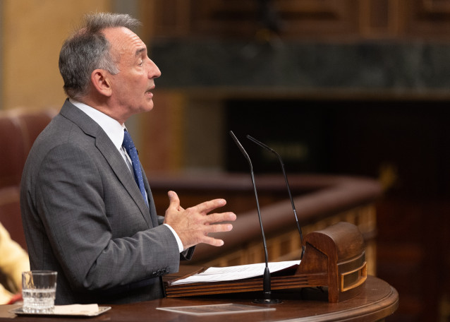 Archivo - El diputado de Sumar Enrique Santiago, durante el pleno del Congreso de los Diputados, a 28 de octubre de 2025, en Madrid (España).