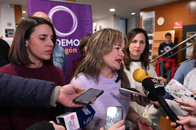 La secretaria general de Podemos y diputada, Ione Belarra (d), la secretaria política de Podemos y eurodiputada, Irene Montero (i), la candidata de Podemos a la Presidencia de Aragón, María Goikoetxea (c), atienden a los medios al inicio del acto de campa