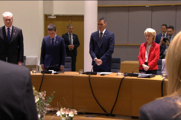 El presidente del Gobierno, Pedro Sánchez, la presidenta de la Comisión Europea, Ursula von der Leyen, y otros jefes de Estado y de Gobierno durante un minuto de silencio durante la cumbre del Conse
