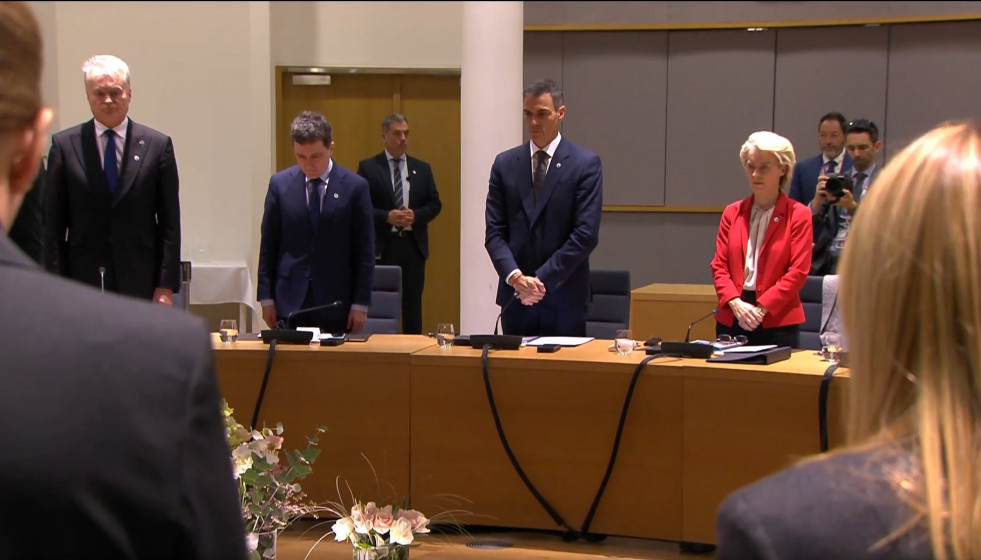El presidente del Gobierno, Pedro Sánchez, la presidenta de la Comisión Europea, Ursula von der Leyen, y otros jefes de Estado y de Gobierno durante un minuto de silencio durante la cumbre del Conse