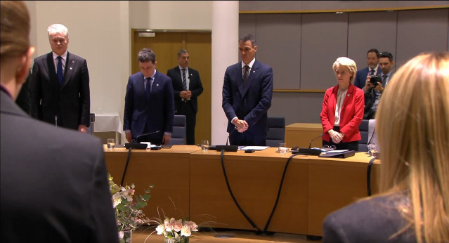 El presidente del Gobierno, Pedro Sánchez, la presidenta de la Comisión Europea, Ursula von der Leyen, y otros jefes de Estado y de Gobierno durante un minuto de silencio durante la cumbre del Consejo Europeo.
