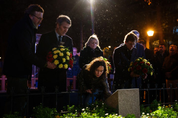 El presidente del PP, Alberto Núñez Feijóo; la presidenta de la Comunidad de Madrid, Isabel Díaz Ayuso, y el alcalde de Madrid, José Luis Martínez-Almeida, durante la ofrenda floral, en los Jard
