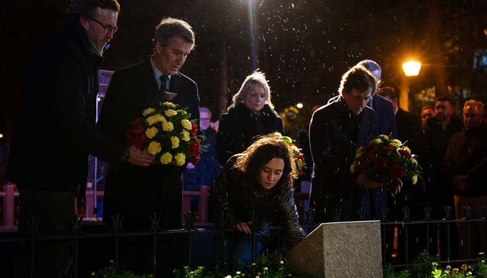 El presidente del PP, Alberto Núñez Feijóo; la presidenta de la Comunidad de Madrid, Isabel Díaz Ayuso, y el alcalde de Madrid, José Luis Martínez-Almeida, durante la ofrenda floral, en los Jard
