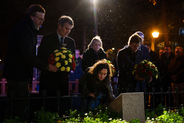 El presidente del PP, Alberto Núñez Feijóo; la presidenta de la Comunidad de Madrid, Isabel Díaz Ayuso, y el alcalde de Madrid, José Luis Martínez-Almeida, durante la ofrenda floral, en los Jardines de Gregorio Ordóñez, a 22 de enero de 2026, en Madrid.