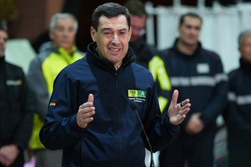 El presidente de la Junta de Andalucía, Juanma Moreno durante su comparecencia ante los medios de comunicación. A 22 de enero de 2026 en Adamuz, Córdoba (Andalucía, España). Juanma Moreno compare