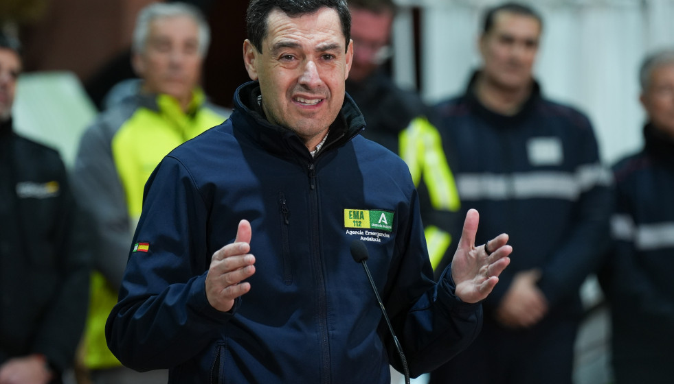 El presidente de la Junta de Andalucía, Juanma Moreno durante su comparecencia ante los medios de comunicación. A 22 de enero de 2026 en Adamuz, Córdoba (Andalucía, España). Juanma Moreno compare