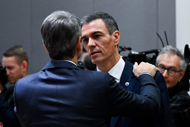 El presidente del Gobierno, Pedro Sánchez, saluda durante una reunión informal del Consejo Europeo, a 22 de enero de 2026, en Bruselas (Bélgica). En la reunión se trató la relación de los socios europeos con Estados Unidos en medio de las tensiones por la