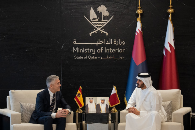 Archivo - El ministro del Interior, Fernando Grande-Marlaska, firma un plan de acción en materia de seguridad con su homólogo de Qatar, Sheikh Khalifa Bin Hamad bin Khalifa Al Thani