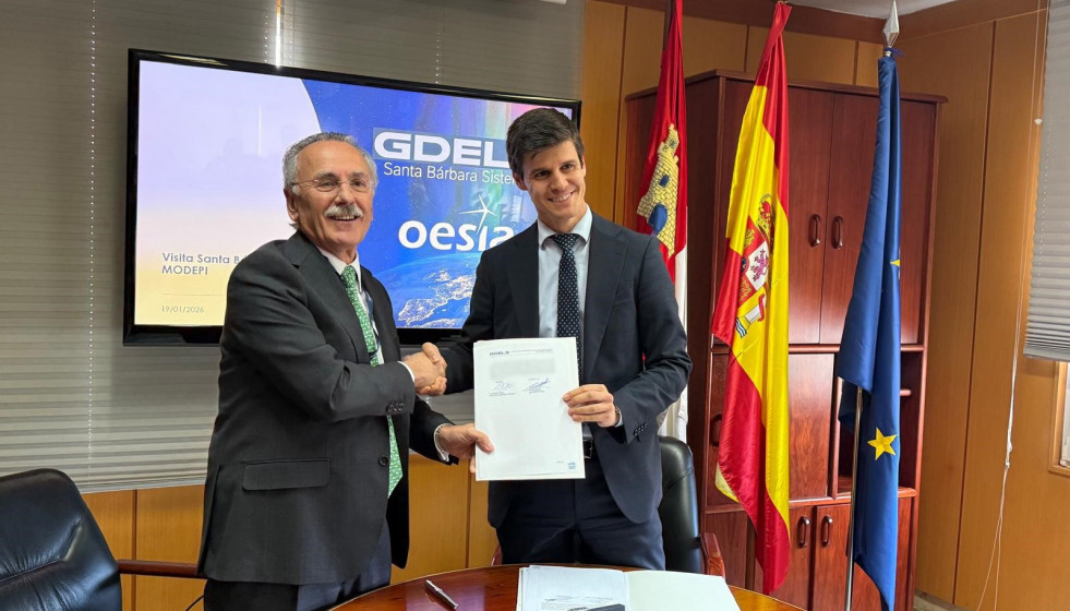 Archivo - I-D: el presidente del Grupo Oesía, Luis Furnells, y el director general de Santa Bárbara Sistemas y vicepresidente de General Dynamics European Land Systems, Alejandro Page, firman un acu